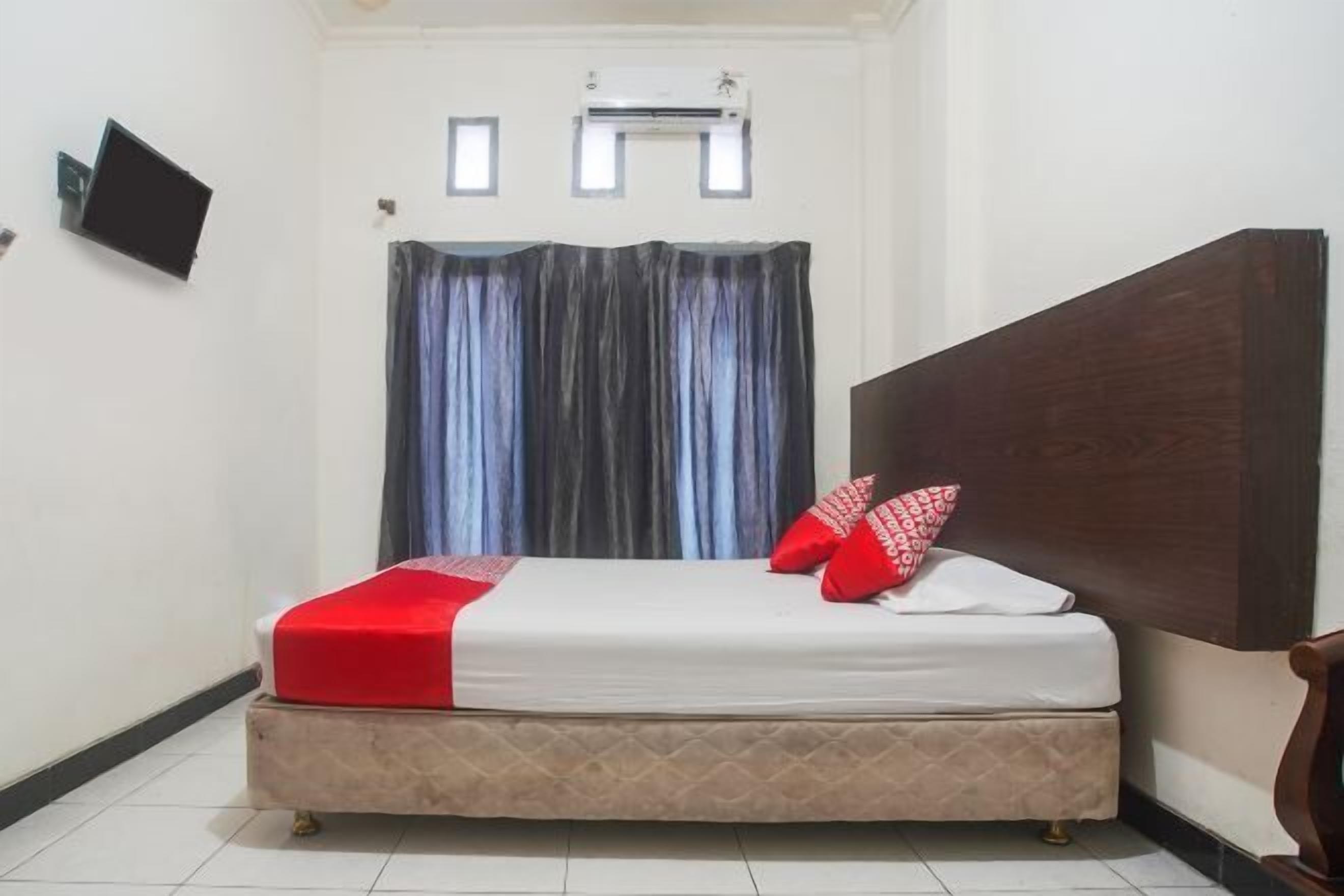 Desk, laptop workspace, free WiFi, bed sheets