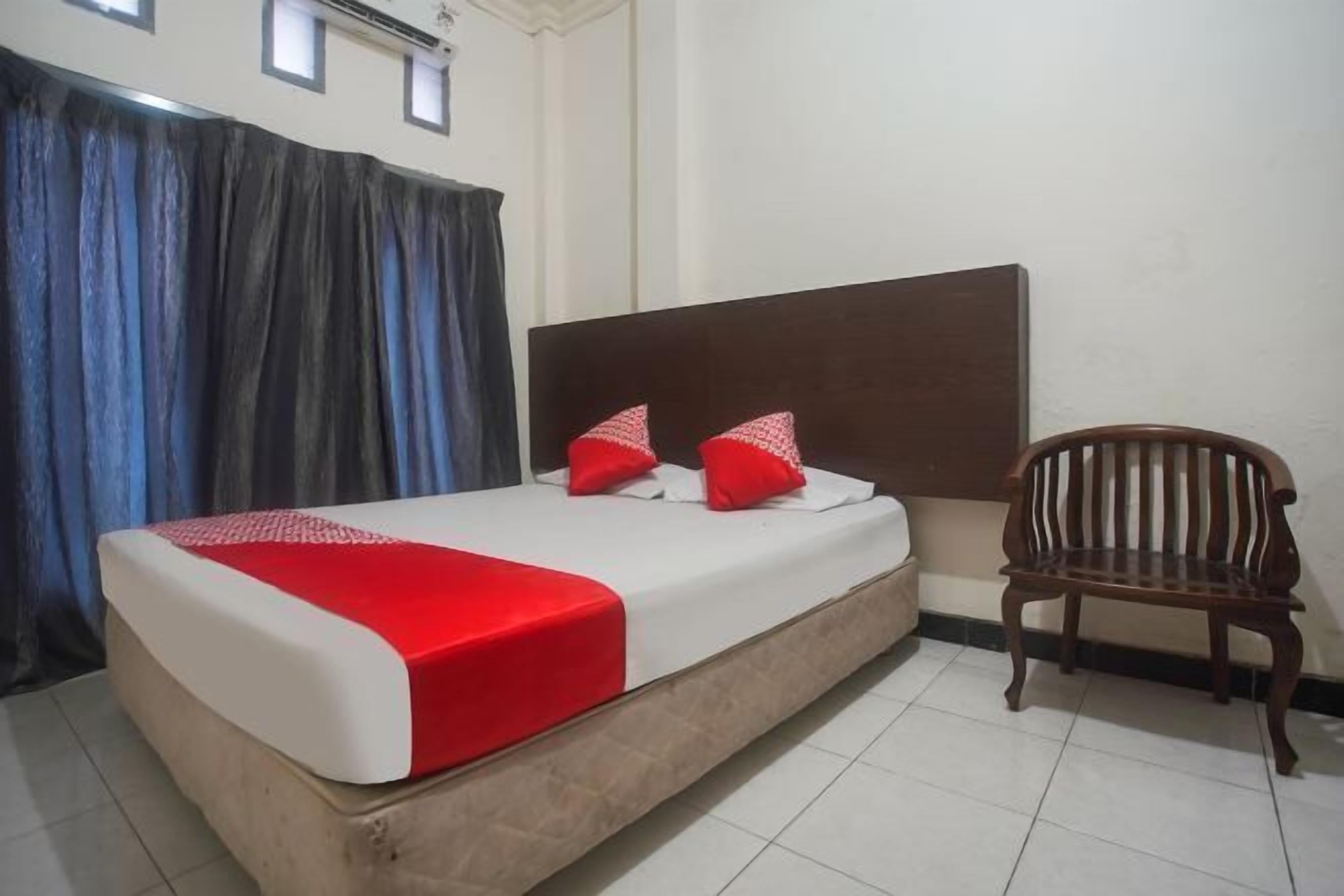 Desk, laptop workspace, free WiFi, bed sheets