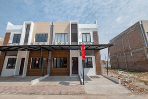 Exterior - OYO Life 3246 Walnut Inn G-10 (Karawang)