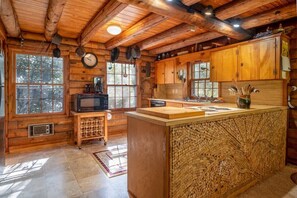 Fridge, microwave, oven, stovetop - Great Escape Cabin in Connestee Falls (Brevard)