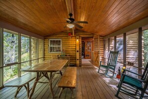 Outdoor dining - Great Escape Cabin in Connestee Falls (Brevard)
