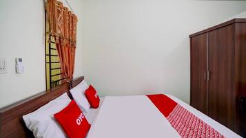 Deluxe Double Room | Laptop workspace, soundproofing, free WiFi, bed sheets