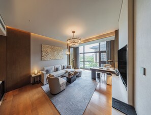 Business Studio Suite | Living area | 32-inch LCD TV with cable channels - XIONGAN INTERNATIONAL HOTEL (Baoding)