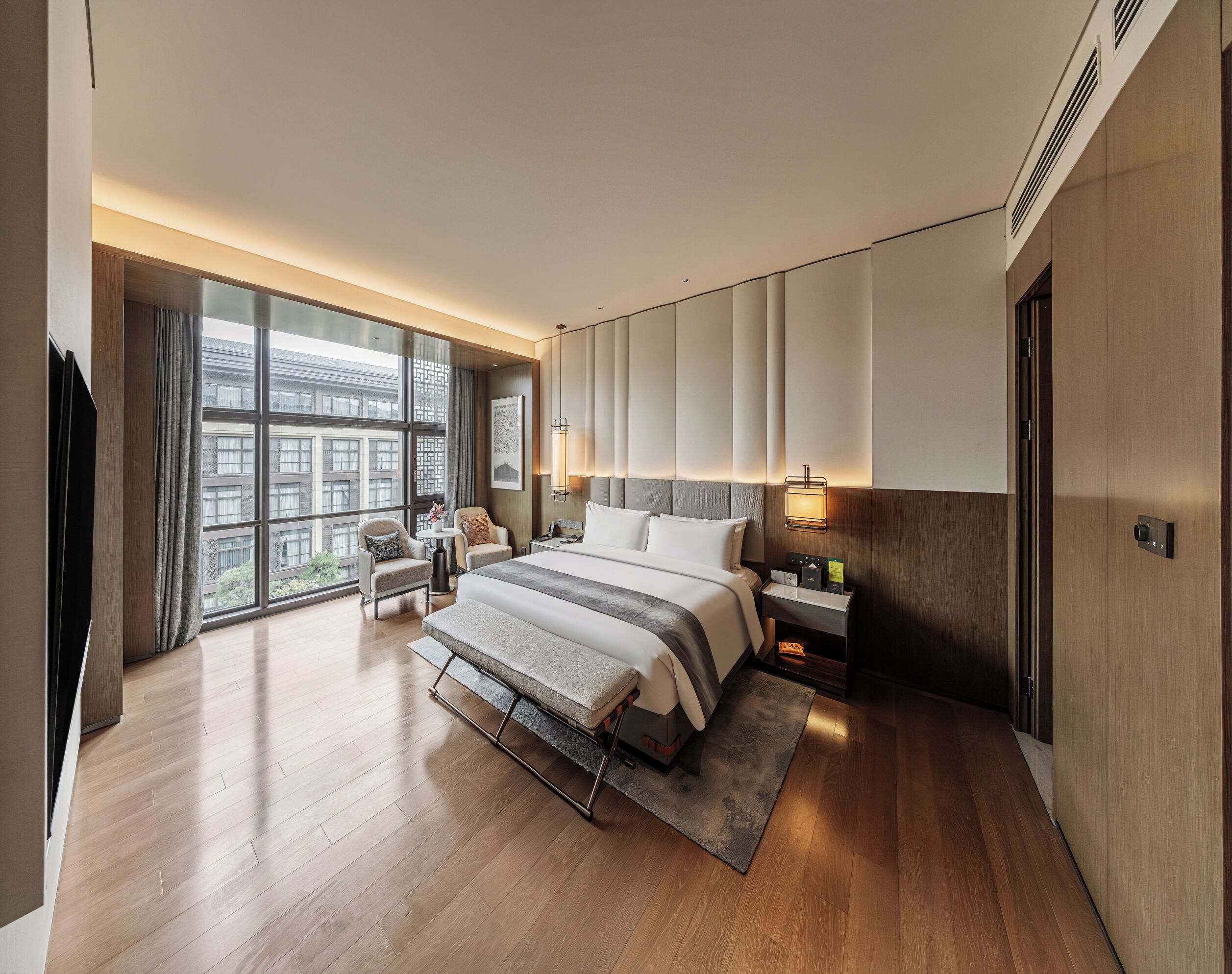 Suite Estudio Business | Ropa de cama de alta calidad, edredones de plumas, escritorio