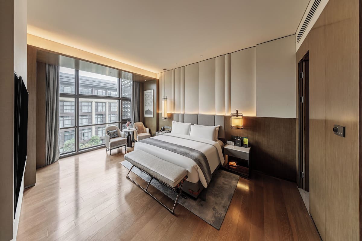 Business Studio Suite | Premium bedding, down duvets, desk, free WiFi