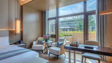 Tomannsrom – superior | Sengetøy av topp kvalitet, dundyner, skrivebord og wi-fi (inkludert)