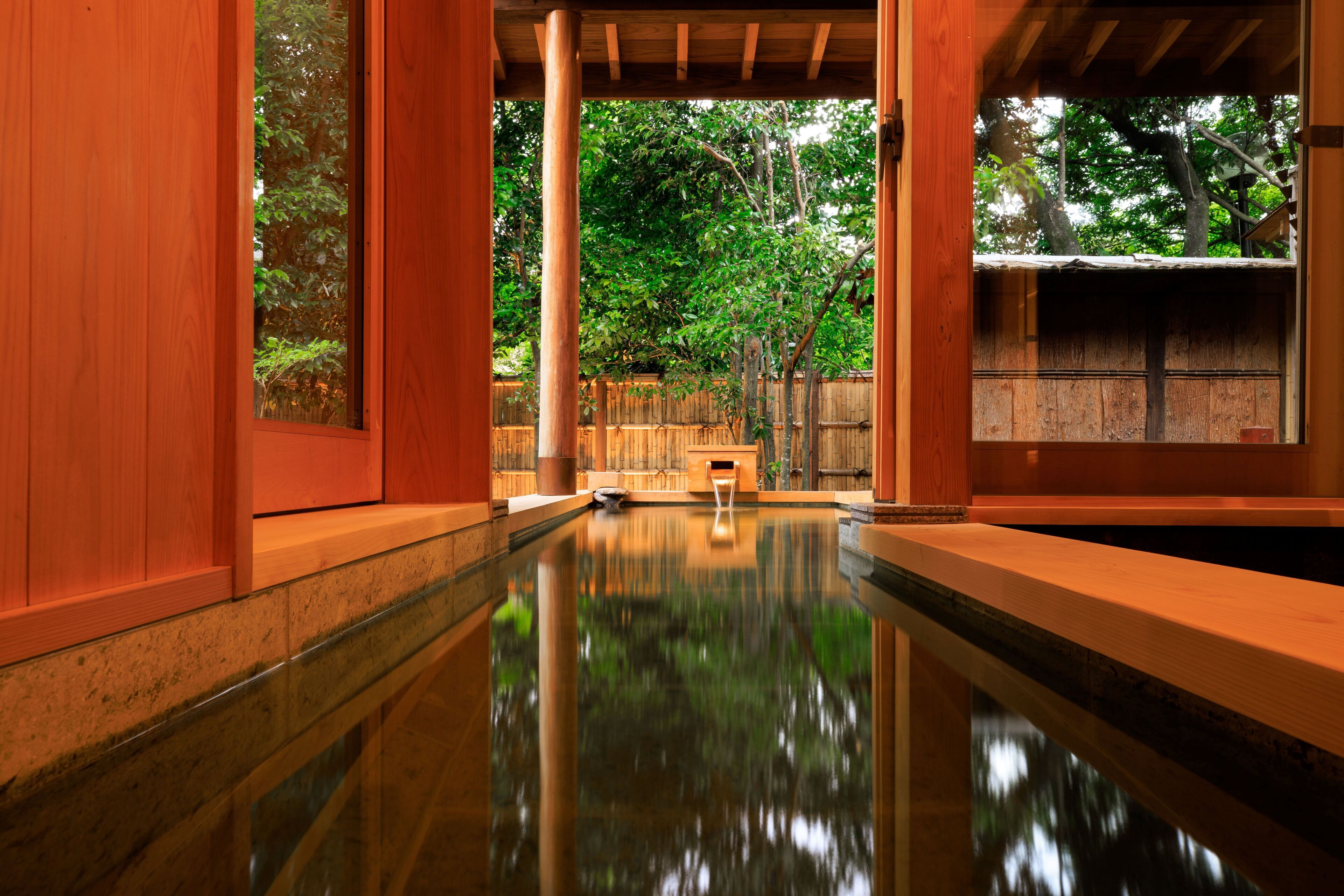 Suite ejecutiva, 1 habitación | Baño | Tina con regadera, amenidades de baño gratuitas, secadora de cabello 