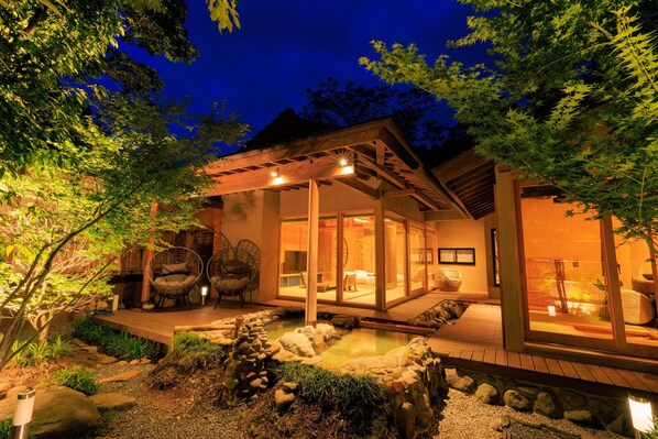 Executive Suite, Non Smoking, Garden View | Free minibar, in-room safe, blackout drapes, free WiFi