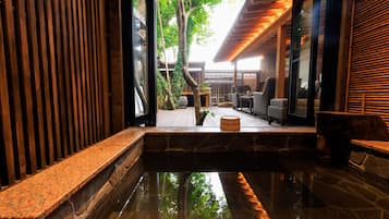 Suite de lujo | Baño | Tina con regadera, amenidades de baño gratuitas, secadora de cabello