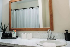 Combined shower/tub - Bronze Star on Fairway (Longview)