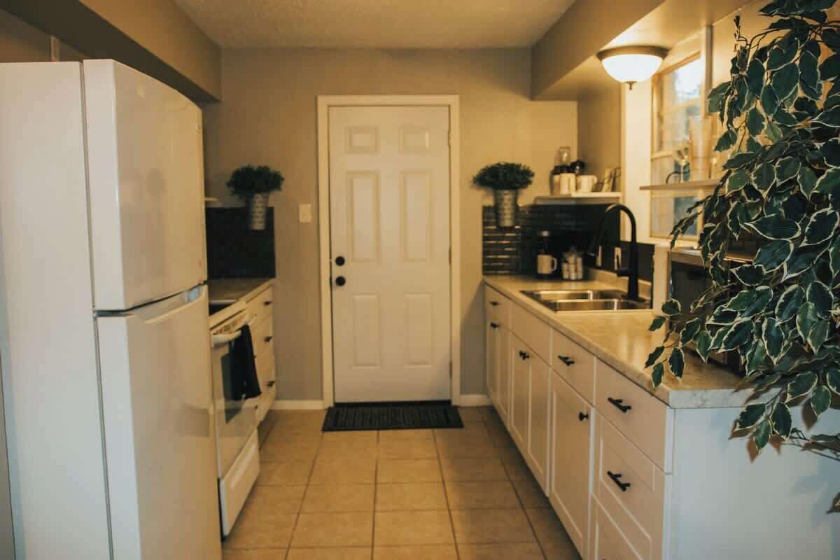 Frigorífico, microondas, placa de cocina y cafetera o tetera