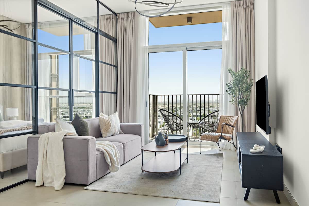 Royal appartement | Woonruimte | Een 50-inch smart-tv met digitale zenders en een televisie