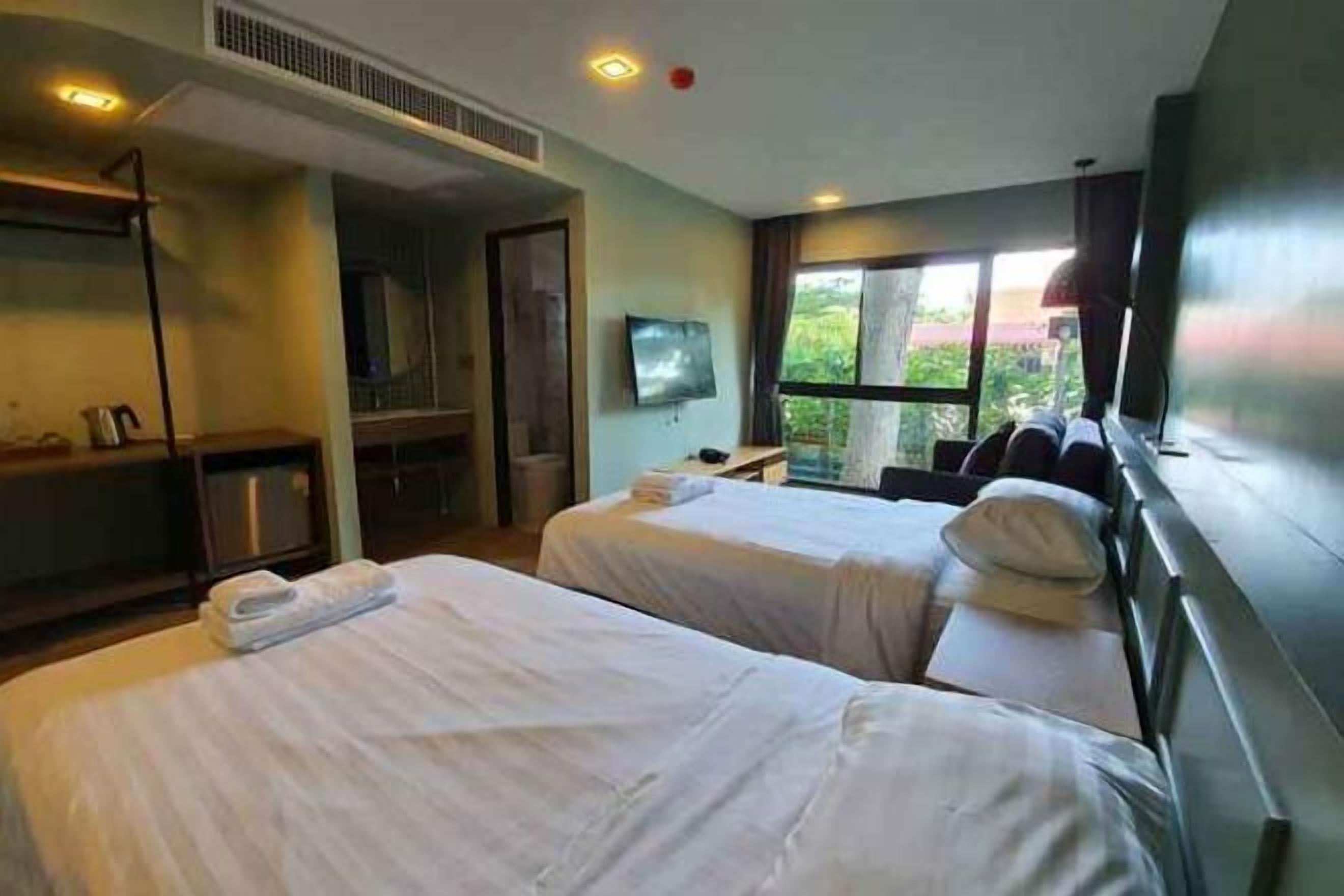 Desk, laptop workspace, WiFi (free), bed sheets