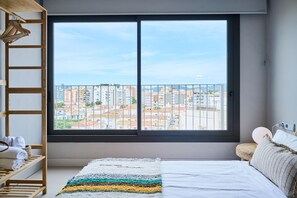 2 عدّة غرف نوم ومكواة/لوح كي وواي فاي وملاءات أسرّة