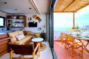 Smart TV, fireplace