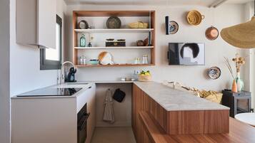 Een koelkast, een magnetron, een oven, een kookplaat