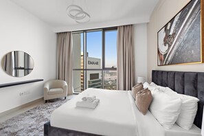 Egyptian cotton sheets, premium bedding, memory-foam beds, in-room safe - Silkhaus Downtown Views, Downtown Dubai (Dubai)