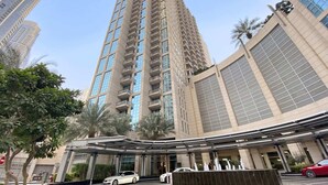 A high-rise building with multiple balconies and a modern entrance with a covered walkway. - Silkhaus Standpoint, Downtown Dubai (Dubai)