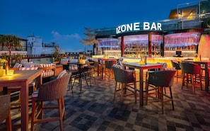 2 bars/lounges
