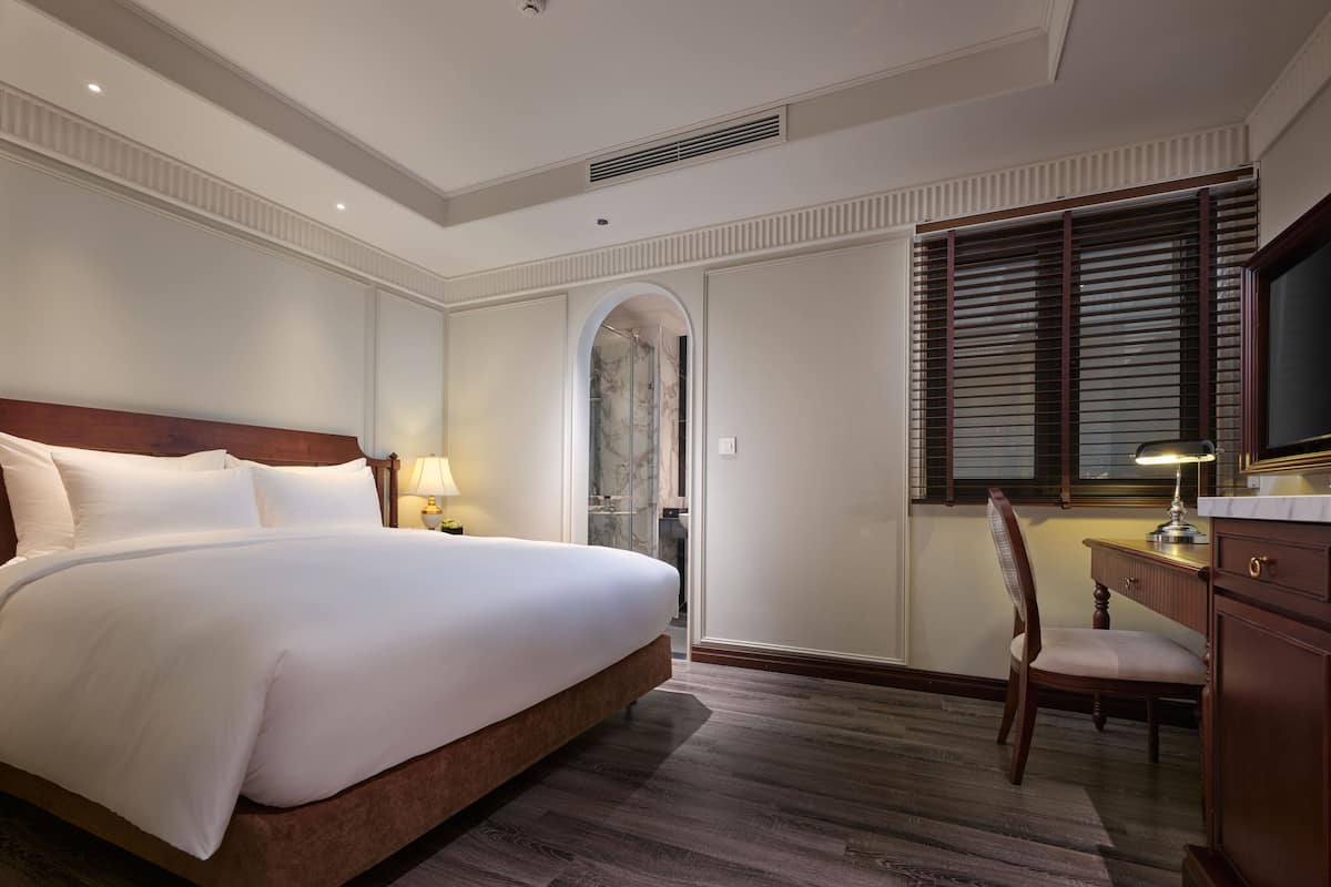 Colonial Deluxe Double Internal Window | 1 bedroom, premium bedding, down comforters, memory foam beds