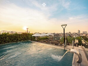 حمام سباحة على السطح