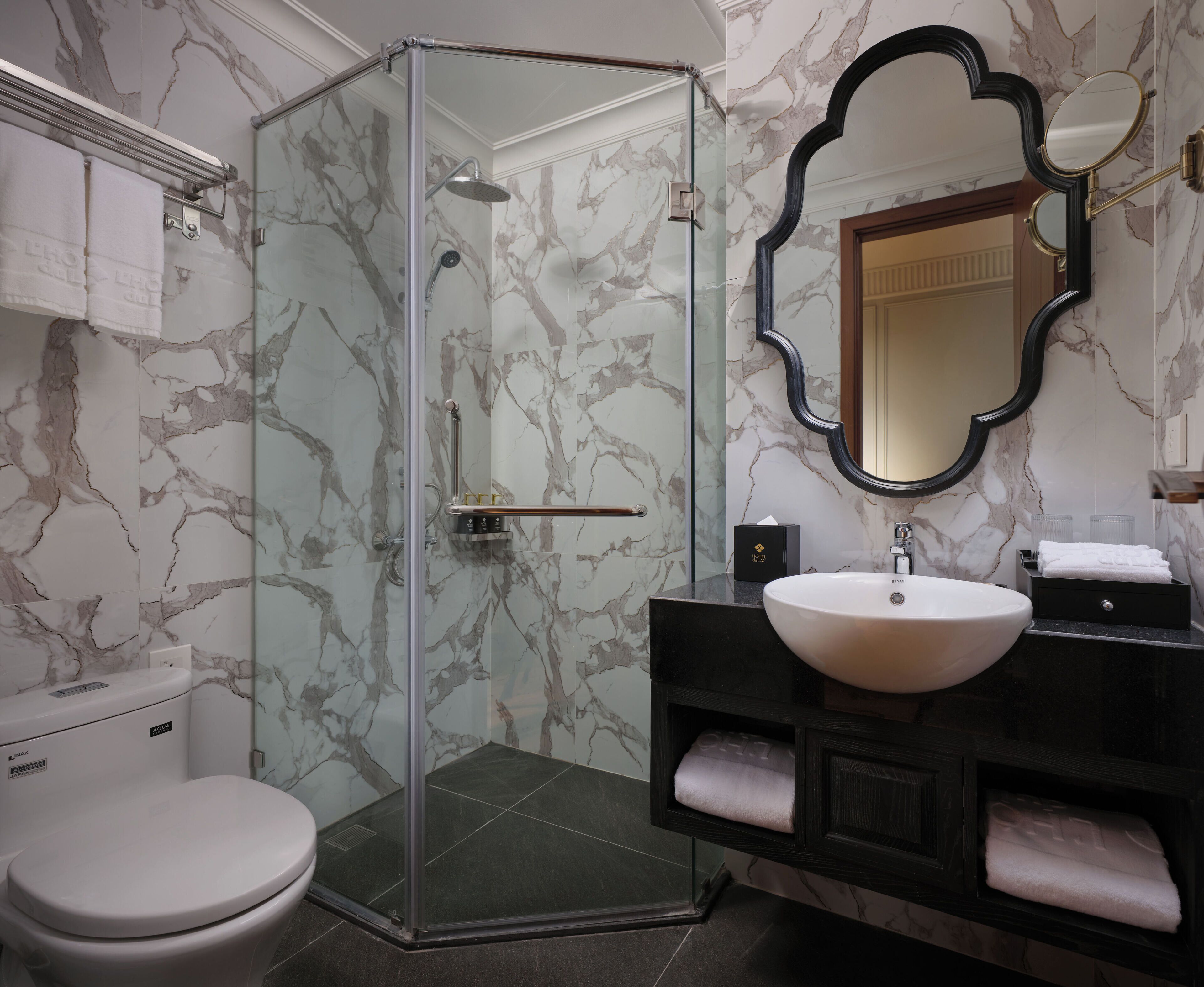 Regadera tipo lluvia, amenidades de baño gratuitas, secadora de cabello 