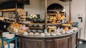 Una mesa de buffet con diferentes alimentos y platos.