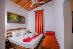 Habitación Deluxe con 1 cama matrimonial o 2 individuales | Escritorio, insonorización y wifi gratis