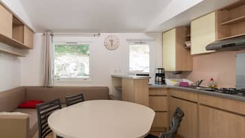 Fridge, microwave, stovetop, cookware/dishes/utensils