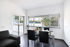 TV - Holiday Apartment "Oceano" with Shared Pool, Private Balcony & Wi-Fi (Albufeira)