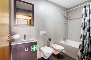 Bathtub, hair dryer, towels - Holiday Apartment "Oceano" with Shared Pool, Private Balcony & Wi-Fi (Albufeira)