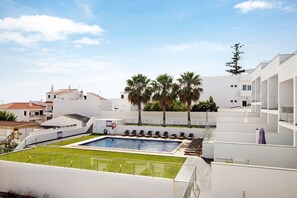 Pool - Holiday Apartment "Oceano" with Shared Pool, Private Balcony & Wi-Fi (Albufeira)