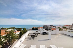 Outdoor dining - Holiday Apartment "Oceano" with Shared Pool, Private Balcony & Wi-Fi (Albufeira)