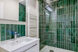 Regadera, amenidades de baño gratuitas, secadora de cabello, toallas 