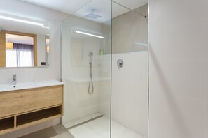 Een douche, een haardroger, handdoeken