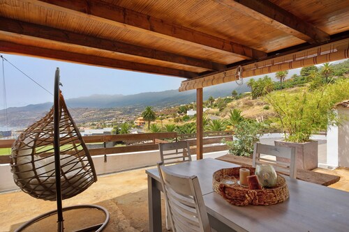 Casa de vacaciones 'Nando' con vistas al mar, terraza privada y Wi-Fi