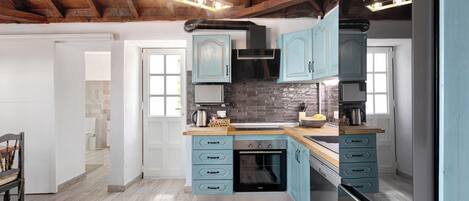 Réfrigérateur, micro-ondes, four, plaque de cuisson