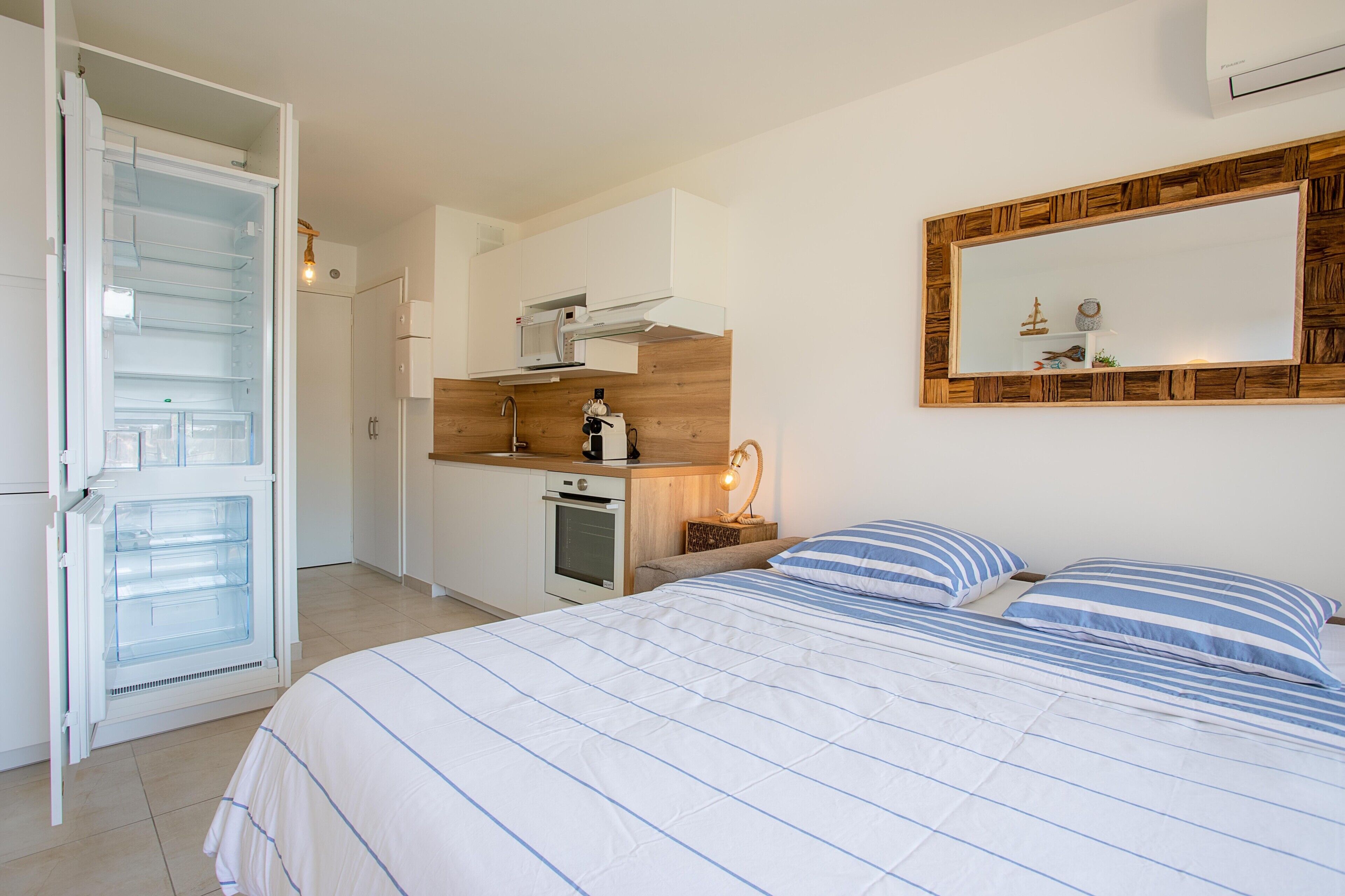 Tabla de planchar con plancha, wifi gratis y ropa de cama 