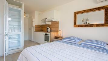 Tabla de planchar con plancha, wifi gratis y ropa de cama