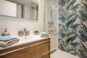 Dusche, Haartrockner, Handtücher