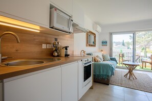 Kühlschrank, Mikrowelle, Ofen, Herdplatte
