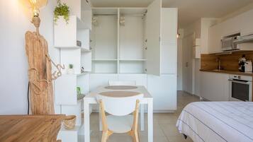 Bügeleisen/Bügelbrett, kostenloses WLAN, Bettwäsche