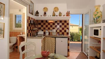 Réfrigérateur, micro-ondes, plaque de cuisson, bouilloire électrique