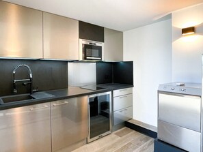 Réfrigérateur, micro-ondes, four, plaque de cuisson