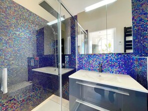 Sèche-cheveux, serviettes fournies