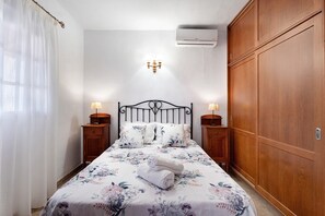 3 bedrooms, iron/ironing board, free WiFi, bed sheets - Holiday Home "Rodri" with Sea Views, 2 Private Terraces, Hot Tub and Wi-Fi (puntagorda)