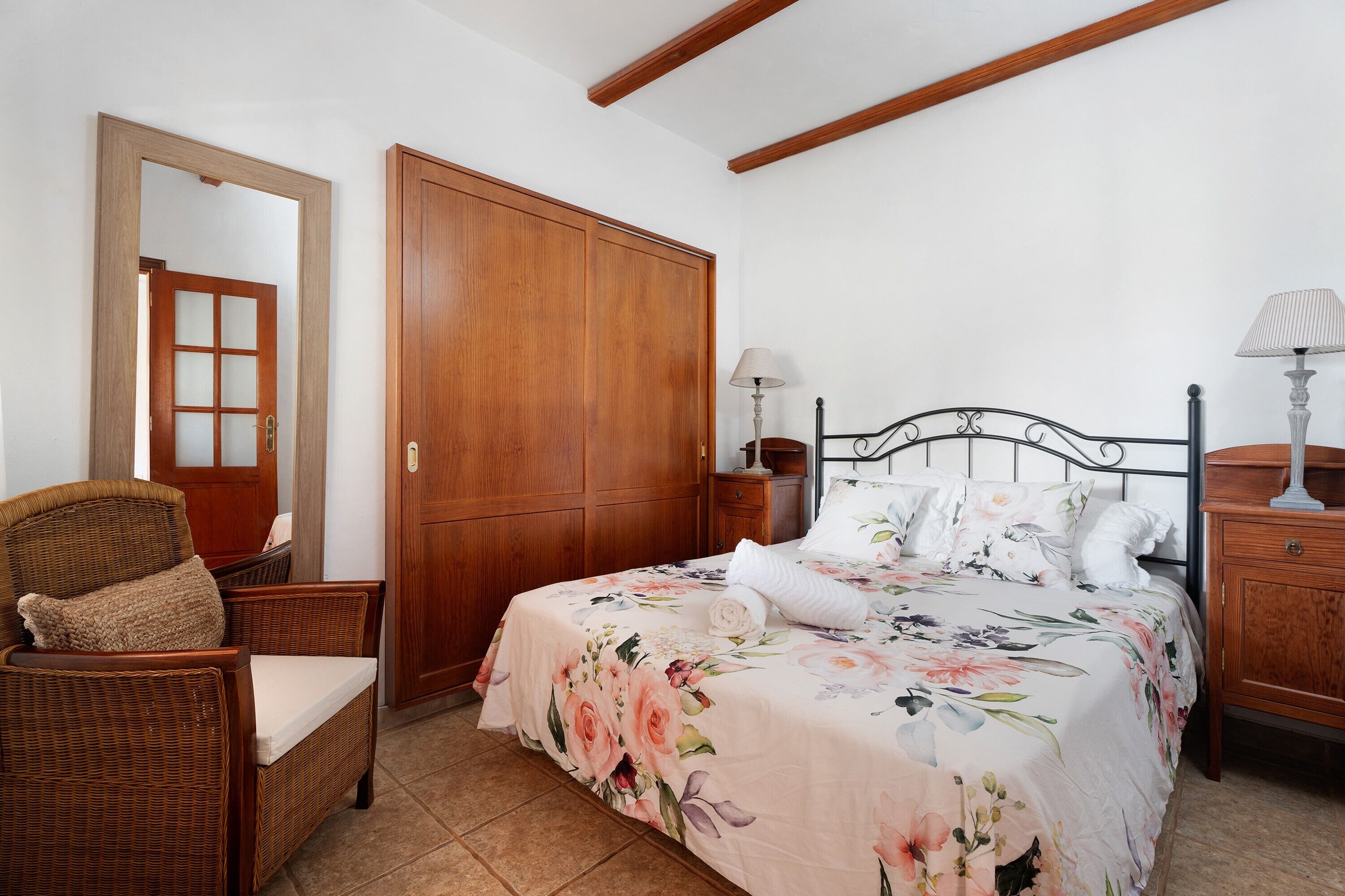 3 slaapkamers, een strijkplank/strijkijzer, gratis wifi, beddengoed