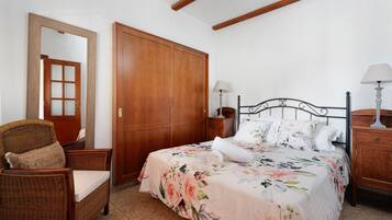 3 slaapkamers, een strijkplank/strijkijzer, gratis wifi, beddengoed