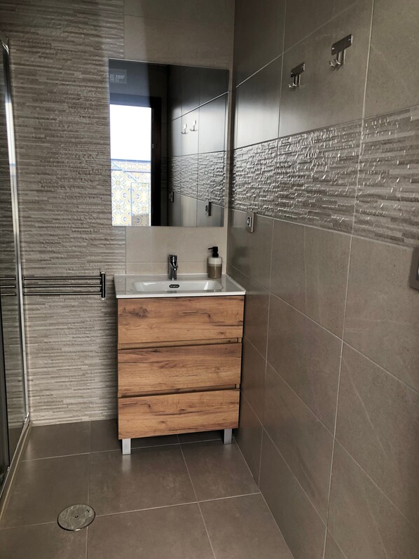 Shower, hair dryer, towels