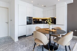 Business Apartment The Pad 906 | Private kitchen | Full-size fridge, microwave, oven, stovetop
